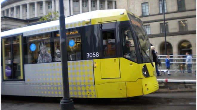Метролинк трамвай на площади Святого Петра, Манчестер