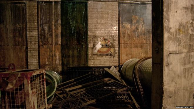 КИНГСВЕЙСКИЙ ТРАМВАЙНЫЙ САЙТ Старый постер со съемочной площадкой для станции Юнион-стрит, отделенной от оригинальной керамической плитки, под землей у трамвайной остановки Кингсвей.