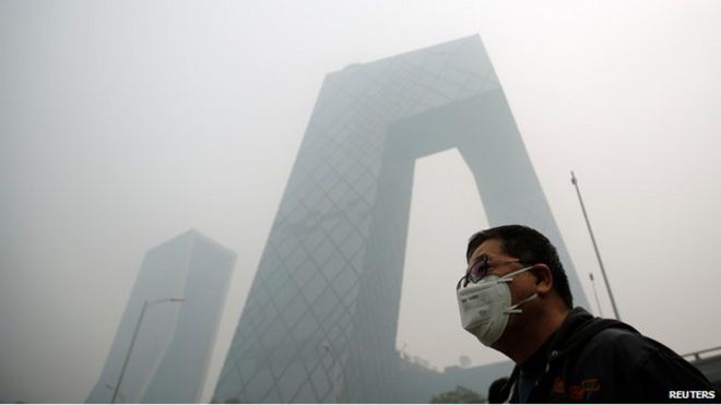 Человек в маске смога в Пекине (10 октября)