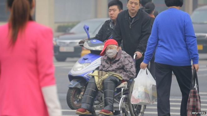Человек в инвалидной коляске на пекинской улице (10 октября)