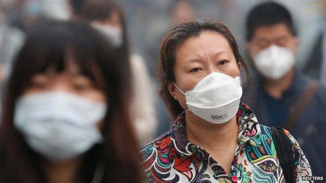 Женщина в маске смога, Пекин (10 октября)