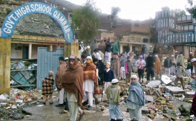 Пакистанские студенты собираются возле своей школы после того, как она была разрушена боевиками в деревне Кундар в неспокойной долине Сват 17 января 2009 года.