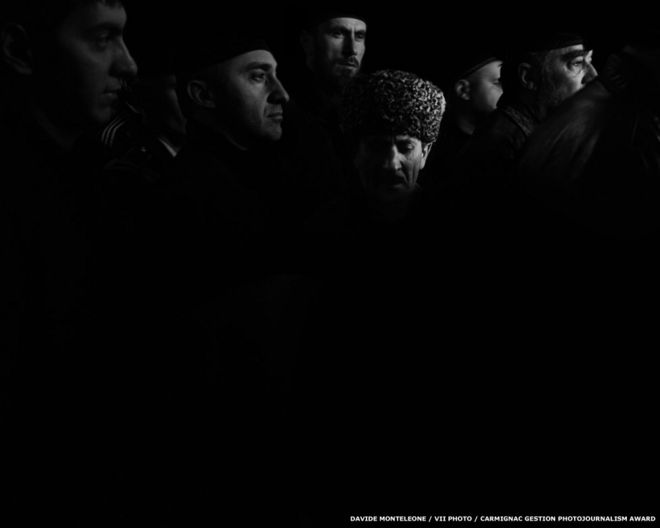 Группа мужчин, покидающих мечеть Ахмада Кадырова, официально известную как Сердце Чечни, после пятничной молитвы