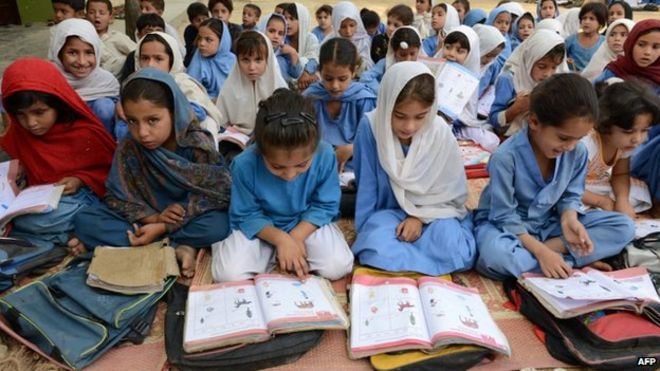 На этой фотографии, сделанной 9 октября 2013 года, пакистанские девочки посещают занятия в школе в Мингоре, городе в долине Сват, в первую годовщину расстрела Малалы Юсуфзай талибами