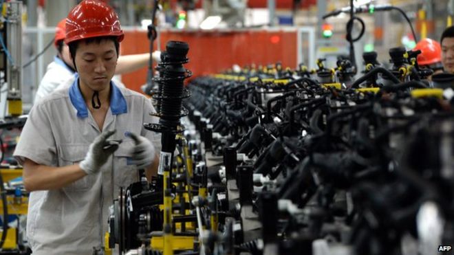 Китайские автомобильные рабочие на заводе FAW-Volkswagen в Чэнду, Китай