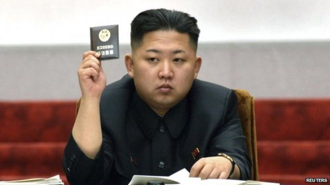 Северокорейский лидер Ким Чен Ын держит свой голос во время пятой сессии 12-го Верховного Народного Собрания Северной Кореи в Зале Ассамблеи Мансуде в Пхеньяне на этом снимке, сделанном 13 апреля 2012 года архивом Северной Кореи 14 апреля 2012 года