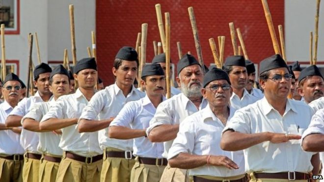 Члены Rashtriya Swayamsevak Sangh (RSS), индуистской фундаменталистской и бескомпромиссной организации, участвуют в марше пути по случаю фестиваля Dussehra в Бхопале, Индия, 03 октября 2014 года