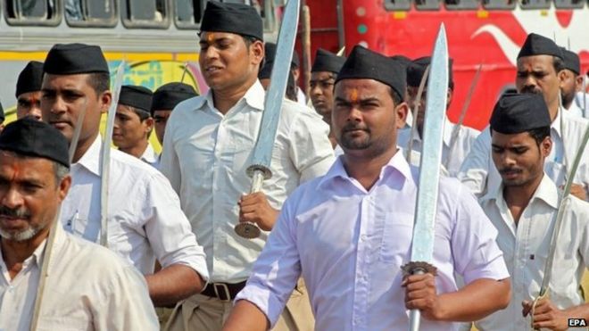 Члены Rashtriya Swayamsevak Sangh (RSS), индуистской фундаменталистской и бескомпромиссной организации, участвуют в марше пути по случаю фестиваля Dussehra в Бхопале, Индия, 3 октября 2014 года