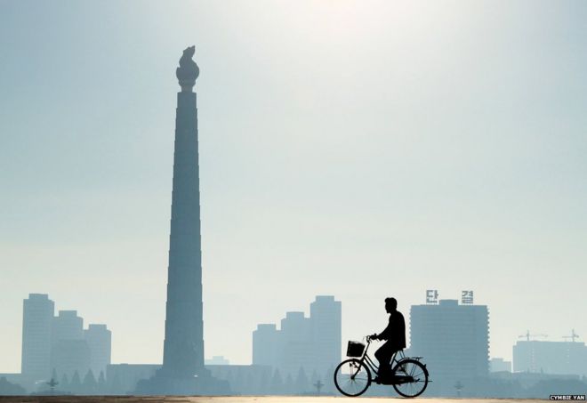 Велосипедист в Пхеньяне, Северная Корея