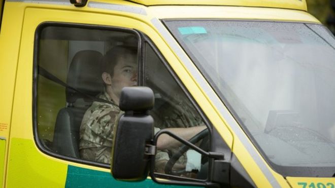 Военный за рулем лондонской машины скорой помощи