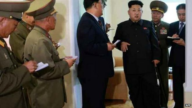 Снимок, сделанный северокорейской газетой Rodong Sinmun, видимо, из-за того, что Ким Чен Ын посещает жилой район для ученых - 14 октября 2014 г.