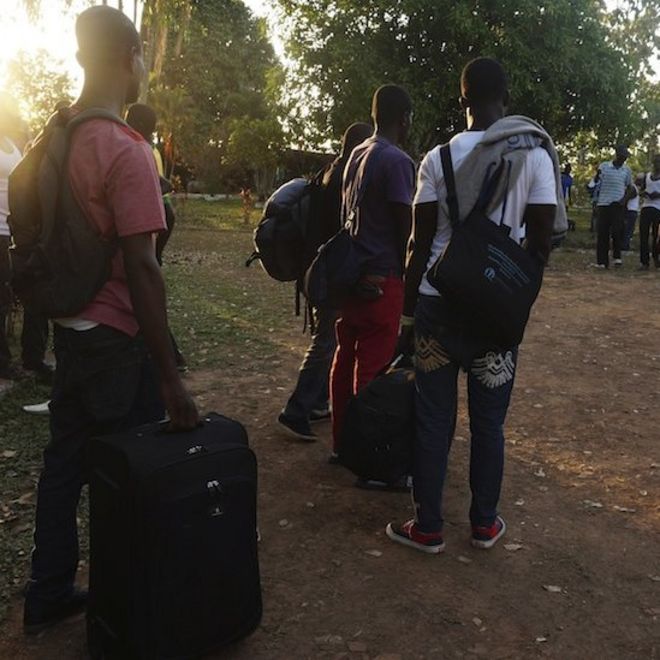 Мигранты, прибывающие в Риу-Бранку (октябрь 2014 года)