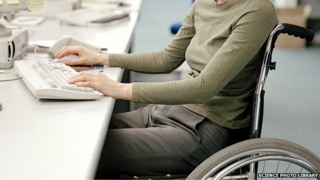 Женщина-инвалид в офисе