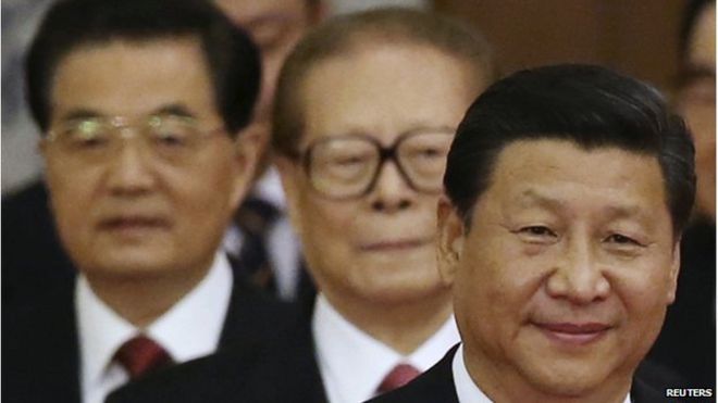 Президент Китая Си Цзиньпин (справа) идет с отставными лидерами Цзян Цзэминем (С) и Ху Цзиньтао (слева), когда они прибывают на прием в Национальный день, посвященный 65-й годовщине основания Китайской Народной Республики, в Большом зале Люди в Пекине 30 сентября 2014 года