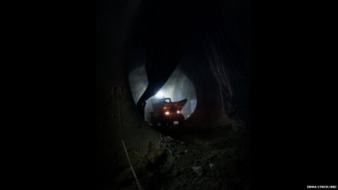 САЙТ FINSBURY CIRCUS Грузовик убирает почву со строительной площадки туннеля под землей в цирке Финсбери