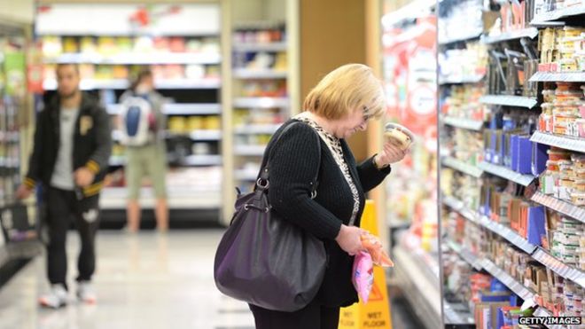Женщина делает покупки в супермаркете в Сиднее 23 апреля 2014 года
