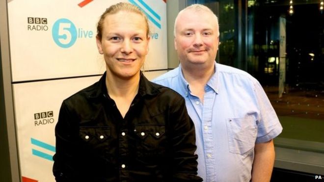 Фотография, выпущенная BBC Radio 5 Live от Стивена Нолана (справа) и Саймона Херста (слева), показавшего, что он меняет пол, чтобы жить женщиной