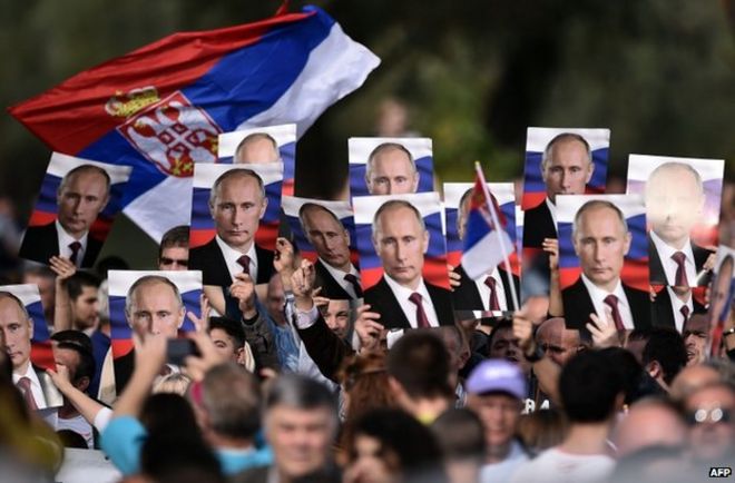 Сербские националисты машут плакатами Владимира Путина в Белграде, 16 октября