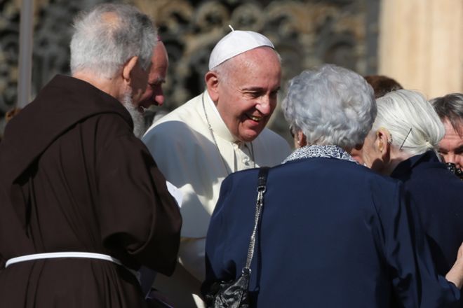 Папа Франциск принимает участие в праздновании для бабушки и дедушки и пожилых людей на площади Святого Петра