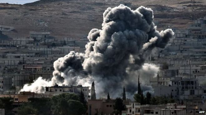 Дым поднимается после авиаудара по Кобане