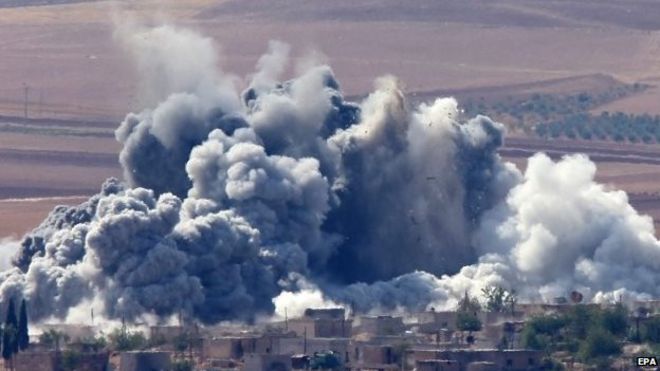 Дым поднимается над деревней возле Кобане