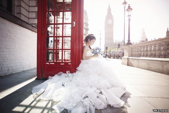 Невеста изображена за пределами красной телефонной будки с Биг Беном на заднем плане
