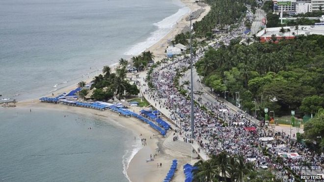 Протестующие в Акапулько маршируют вдоль побережья 17 октября 2014 года