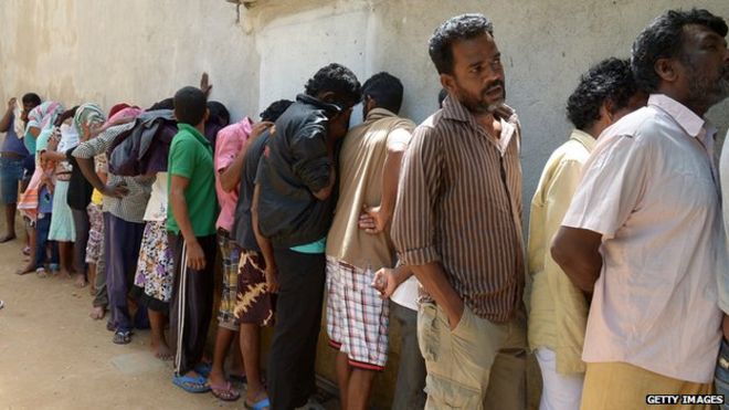 Мигранты отправлены обратно в Шри-Ланку по очереди в Австралию в магистратском суде (июль 2014 года)