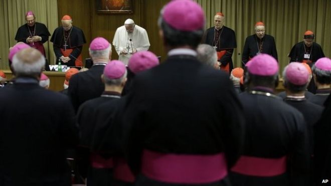 Папа Франциск молится, открывая утреннее заседание двухнедельного синода по семейным вопросам в Ватикане, 18 октября 2014 года