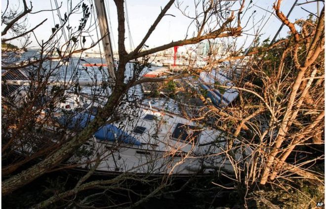 Яхты, прорвавшиеся со своих причалов, сидят на скале в гавани Гамильтона после того, как ураган Гонсало обрушился на остров в Гамильтоне, Бермудские острова, суббота, 18 октября 2014 г.