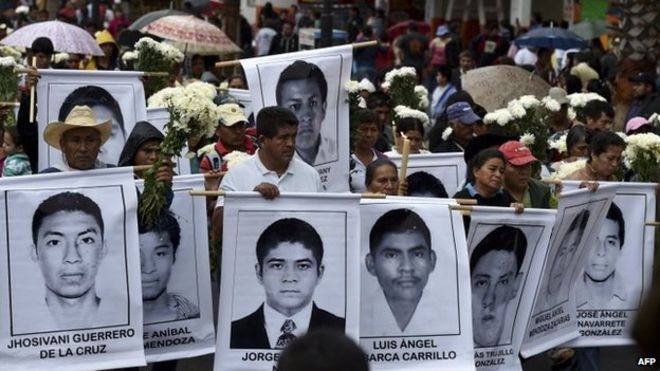 Родители и родственники 43 пропавших студентов прибывают на мессу в Базилику Гваделупе в Мехико 19 октября 2014 года.