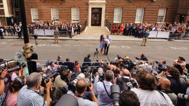 Герцог и герцогиня Кембриджские покидают госпиталь Святой Марии в Лондоне со своим новорожденным сыном принцем Джорджем в июле 2013 года