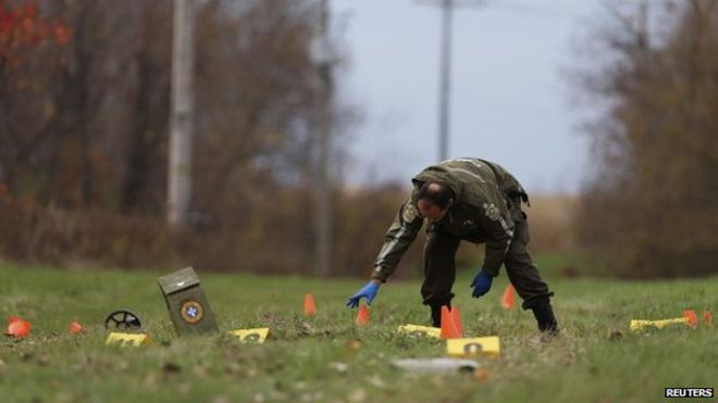 Офицер Сюрет дю Квебек осматривает место происшествия