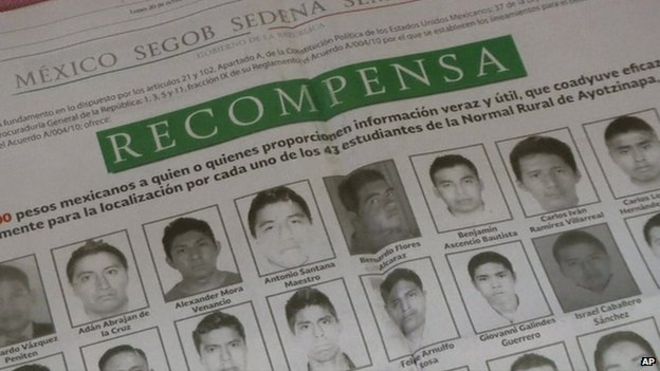 Фотография рекламного объявления в газете, в котором предлагается вознаграждение за информацию о 43 пропавших мексиканских студентах 20 октября 2014 года