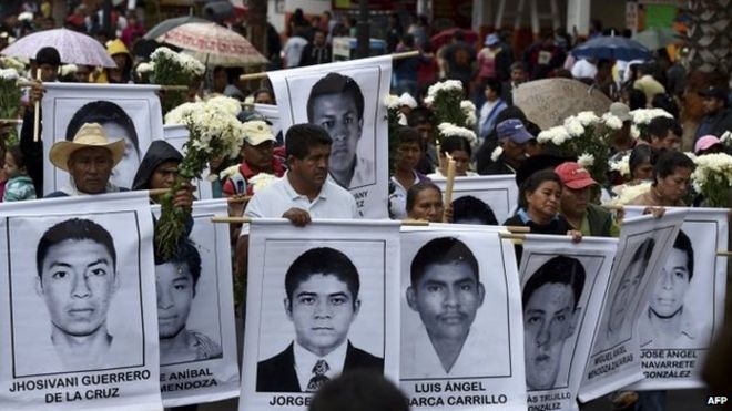 Родители и родственники 43 пропавших студентов прибывают на мессу в Базилику Гваделупе в Мехико 19 октября 2014 года