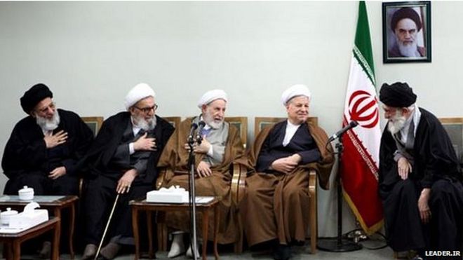 (Слева направо) Хашеми Рафсанджани, Мохаммед Язди, Аббас Ваез Табаси, Махмуд Хашеми Шахруди и аятолла Хаменеи