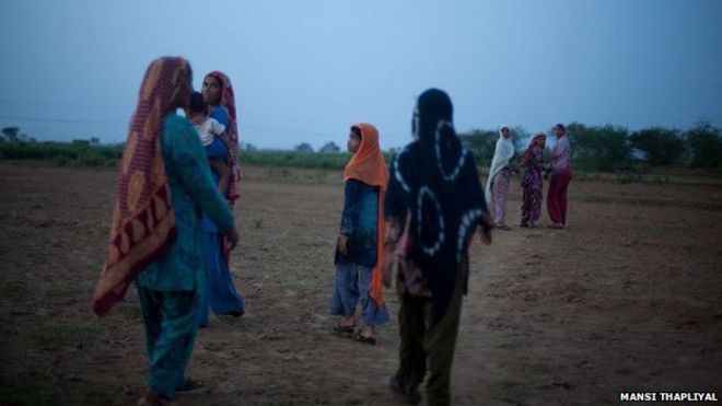 Женщины едут на поля в Курмаали