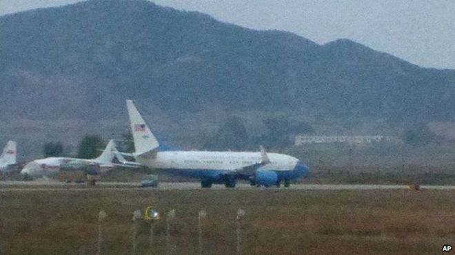 То, что кажется пассажирским самолетом ВВС США, справа, припарковано на асфальте международного аэропорта Сунан в Пхеньяне, Северная Корея, 21 октября 2014 года.