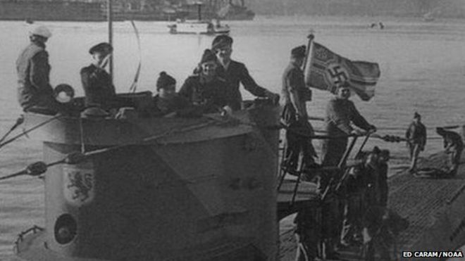 Экипаж немецкой подводной лодки 576 на палубе их подводной лодки