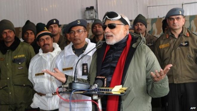 На этой раздаточной фотографии, опубликованной Бюро информации прессы (PIB) 23 октября 2014 года, премьер-министр Индии Нарендра Моди обращается к персоналу индийской армии в базовом лагере Сиачен во время необъявленного визита в Сиачен 23 октября 2014 года.