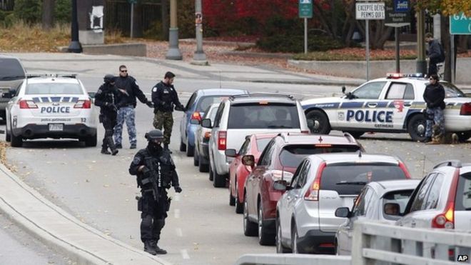 Канадская полиция обыскивает автомобили возле здания парламента в Оттаве - 22 октября 2014 года