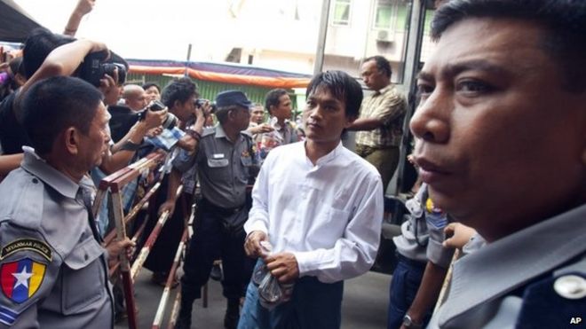 Журналист из Мьянмы, обвиняемый в том, что он бесполезно вызывал общественную тревогу, прибывает в суд в Рангуне (16 октября 2014 года)