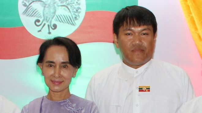 Аунг Наинг (справа) с лидером бирманской оппозиции Аунг Сан Су Чжи