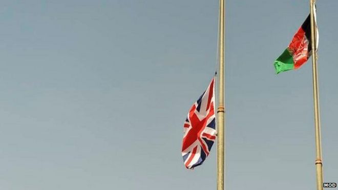 Флаг Великобритании опускается, когда развевается афганский флаг