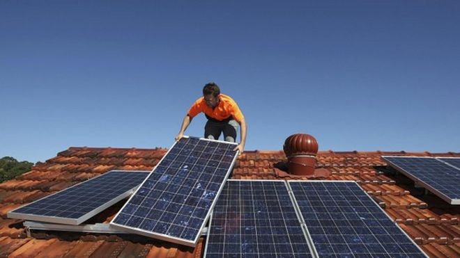 Храните изображение панелей солнечных батарей на крыше дома в Сиднее. Август 2009