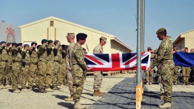 Британский флаг был спущен во время церемонии передачи в лагере Бастион в провинции Гильменд 26 октября 2014 года. Британские силы передали контроль над своей последней базой в Афганистане афганским силам, прекратив боевые действия в стране через 13 лет.