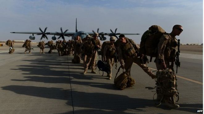 Солдаты выстраиваются в очередь на борт военного самолета