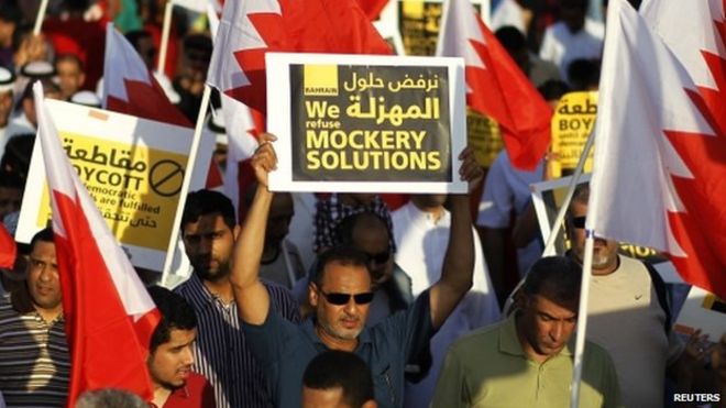 Демонстранты маршируют во время митинга в Будайе, к западу от Манамы, Бахрейн, 19 сентября 2014 года