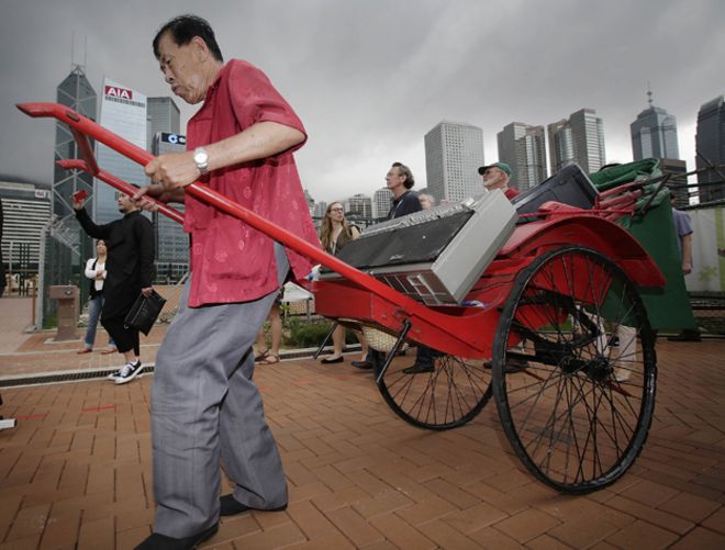 Мужчина на рикше в Гонконге