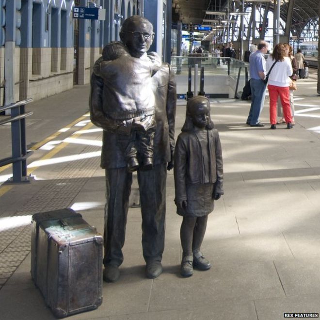 Статуя Николая Винтона на Пражском вокзале
